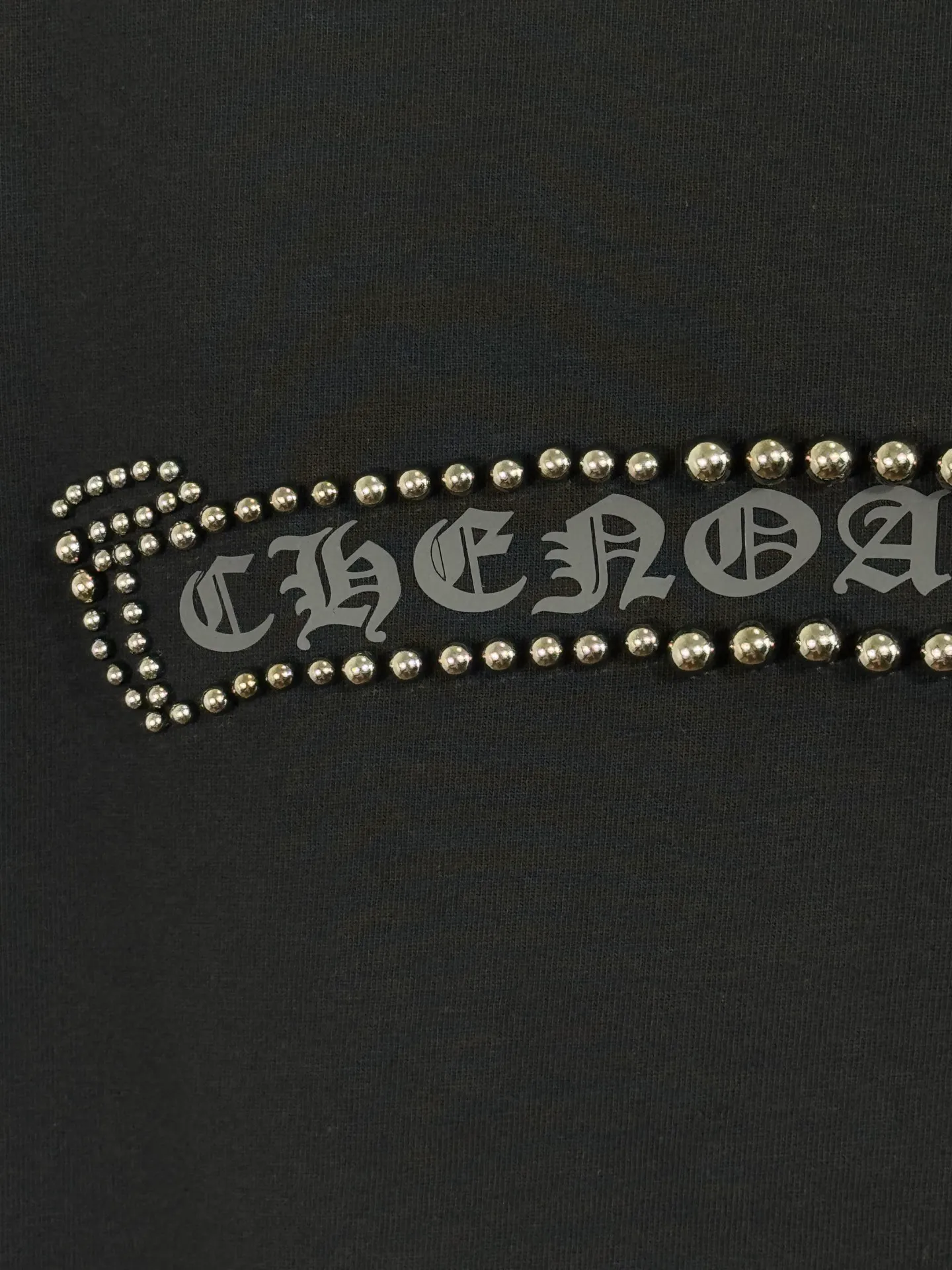 P250 top version, real shot without P, ​​different from market currency) 𝗖𝗵𝗿𝗼𝗺𝗲 𝗛𝗲𝗮𝗿𝘁𝘀/Cro Heart 2025 Autumn and Winter Horseshoe Cross Print Pearl Compass Couple Casual Long Sleeve 👑The highest version! Customized fabric 320g fabric! Horseshoe cross print pearl compass patch embroidery and exquisite embroidery of letters! The best-selling model in the counter, very comfortable to wear. Accessories: original molded and authenticated collar label➕100% silk wash label. Genuine purchase-grade original hangtag➕matching hanging rope➕3D hanging beads➕original packaging bag. Craftsmanship: The original version has consistent wiring! The highest version of the armhole matching technique! Color: Blue Black Size: S M L XL Style No.: 5171
